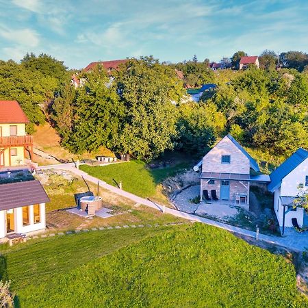 Borarium Vendeghazak - Zenit Haz Hotel Pazmand Bagian luar foto