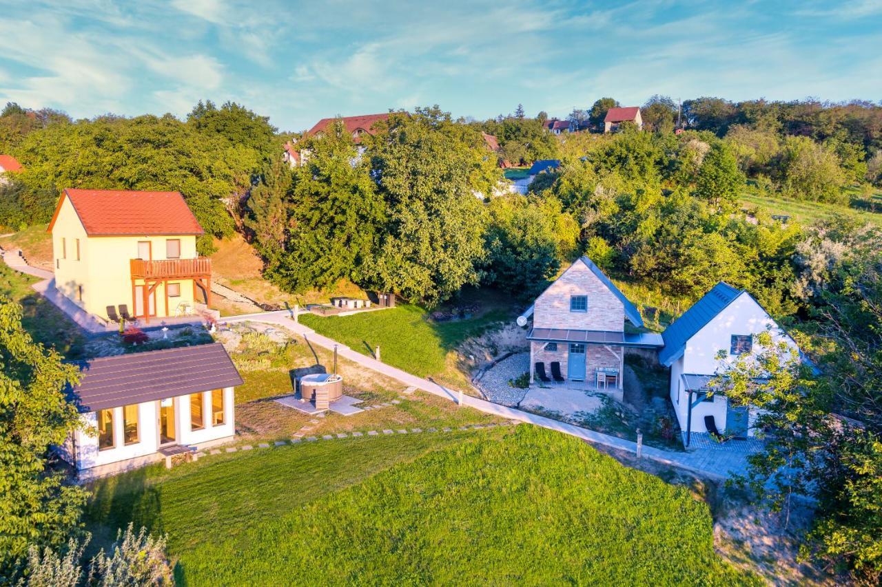 Borarium Vendeghazak - Zenit Haz Hotel Pazmand Bagian luar foto
