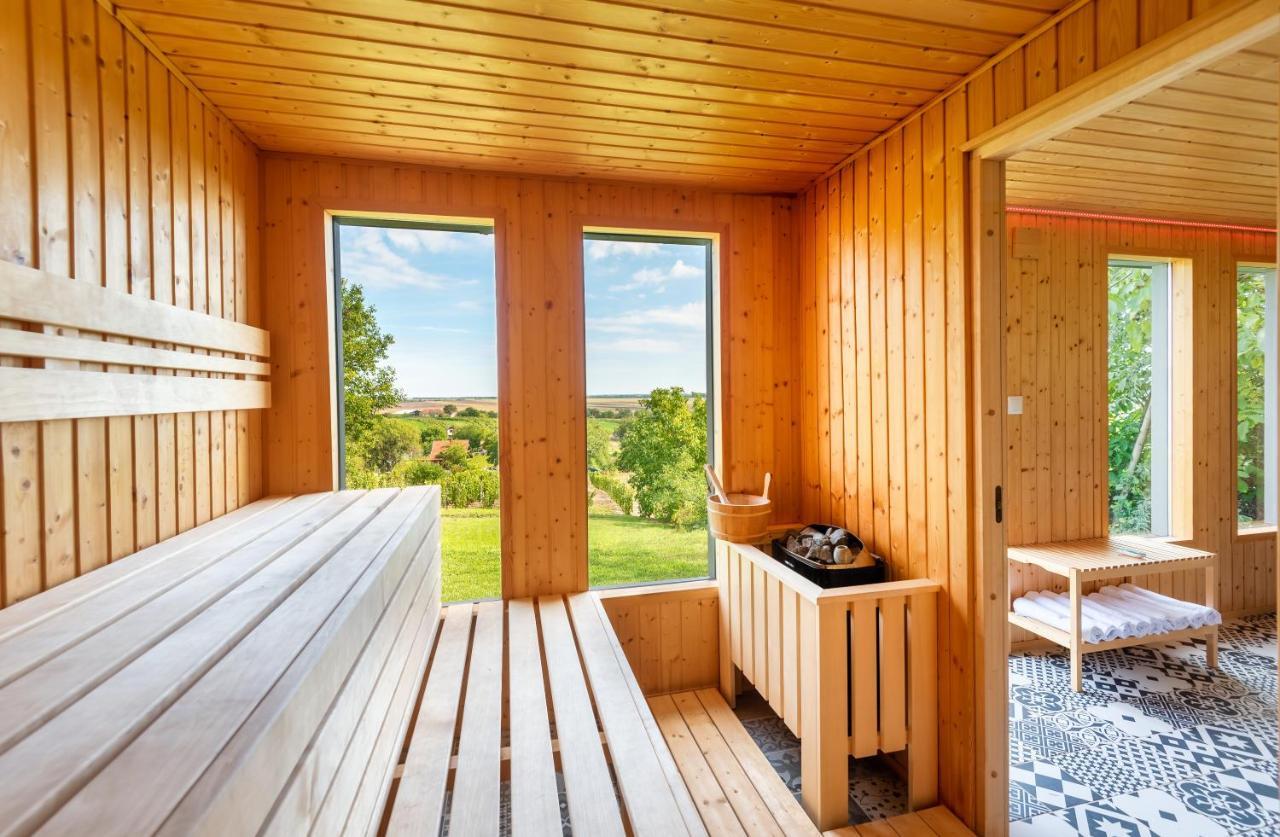 Borarium Vendeghazak - Zenit Haz Hotel Pazmand Bagian luar foto