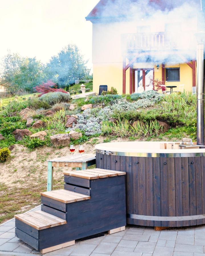 Borarium Vendeghazak - Zenit Haz Hotel Pazmand Bagian luar foto