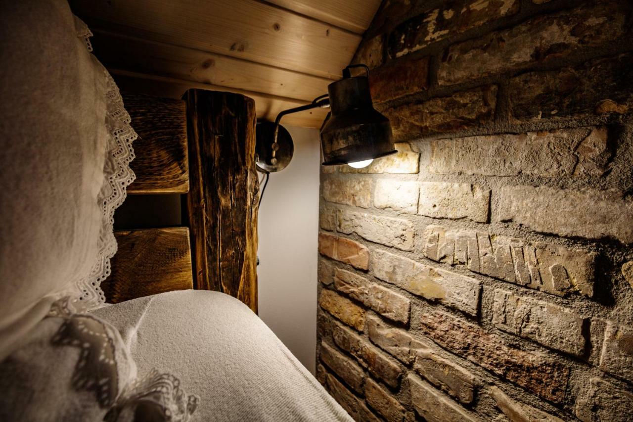 Borarium Vendeghazak - Zenit Haz Hotel Pazmand Bagian luar foto